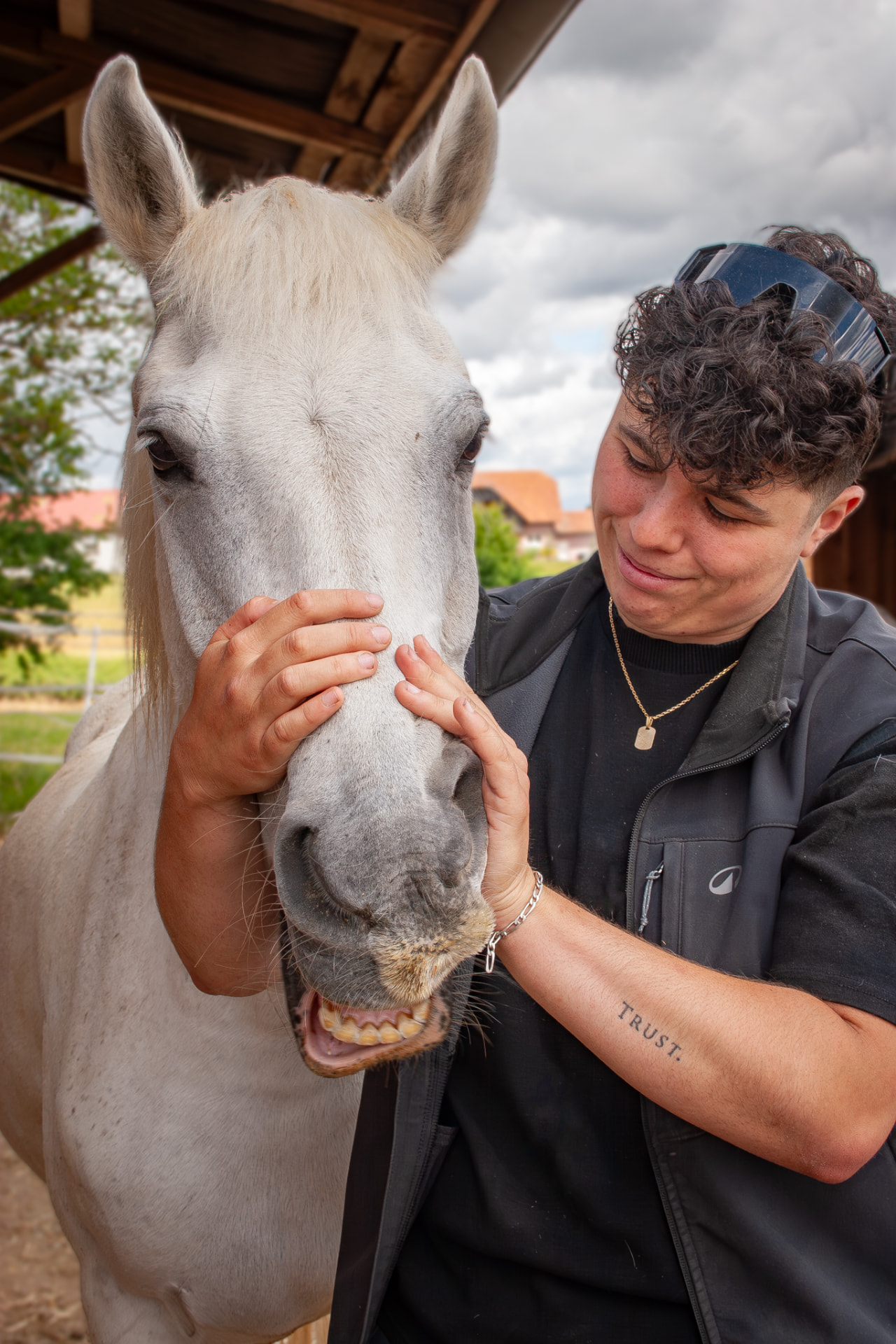 Noa en complicité avec un cheval gris