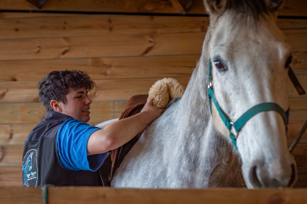 Noa ajustant un amortisseur en mouton sous la selle